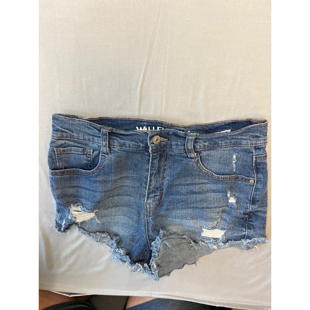 WallFlower Fearless Curvy Super High Rise Distressed Denim Shorts Size 9 Medium